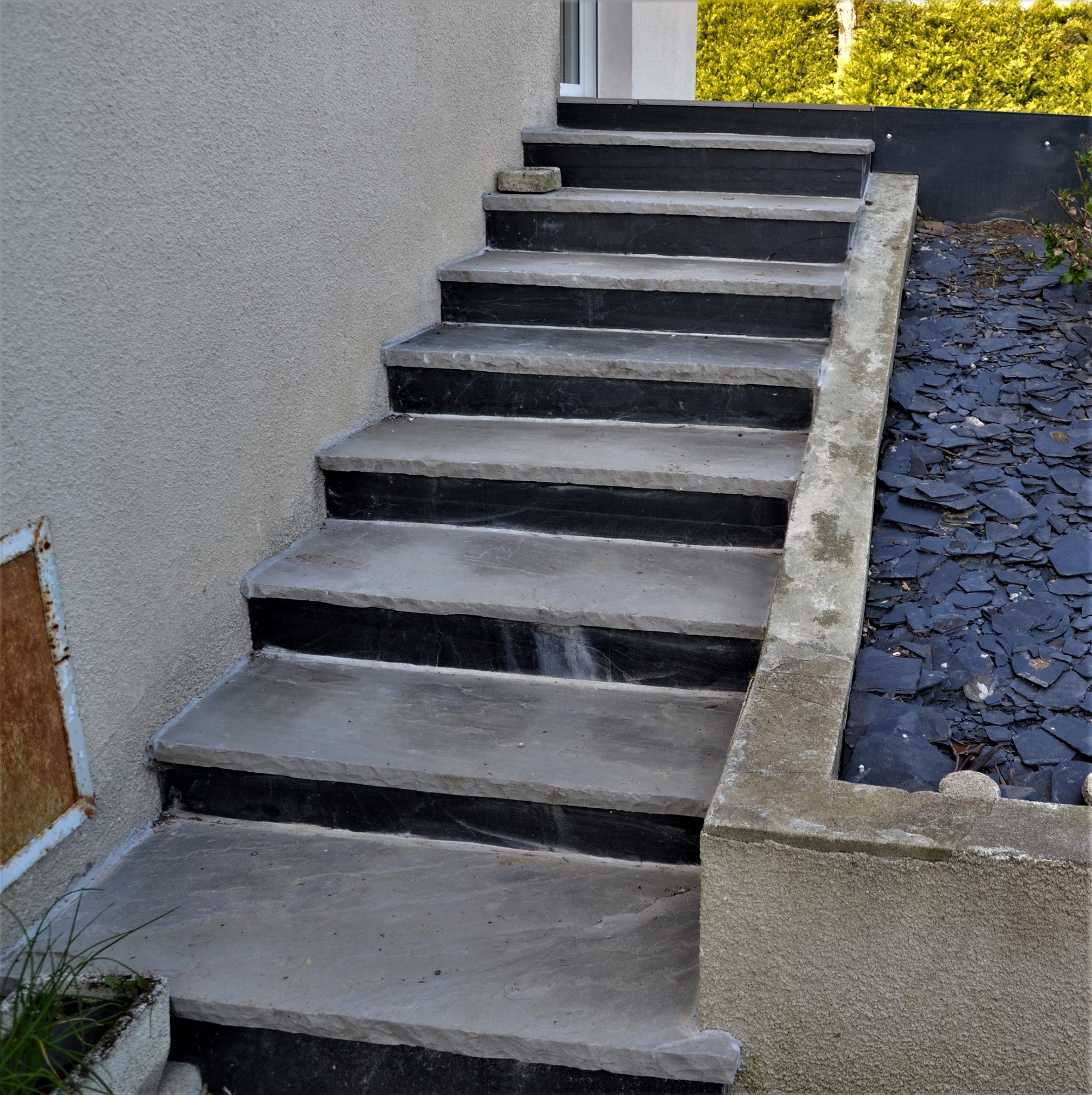 Escalier en grès gris & ardoises noires